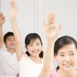 手をあげる生徒